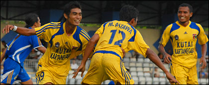Fery Aman Saragih (kiri) dan Satyo Husodo (kanan) merayakan gol keenam yang diciptakan Made Astawa