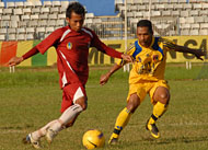 Fachmi Amiruddin (kanan) menyumbangkan sebuah gol bagi Mitra Kukar lewat tendangan penalti