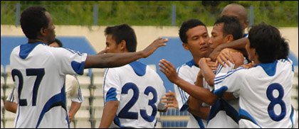 Para pemain Mitra Kukar merayakan gol kedua yang diciptakan Eko Budiharto