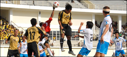 Kiper Persikota M Irfan berjibaku untuk menghalau bola dari gempuran pemain Mitra Kukar