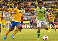 Ilham Jaya Kusuma (kanan) ditempel ketat pemain Gresik United Feri Hadi Kurniawan