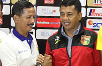 Pelatih Persib Bandung Jajang Nurjaman dan pelatih Mitra Kukar Jafri Sastra tampak akrab pada jumpa pers pra pertandingan