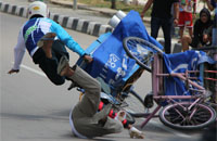 Pak Gareng pun terlempar ke depan setelah gerobak yang dikendarainya bertabrakan dengan peserta lomba Drag Gerobak Pentol