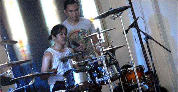 Ewien dari band Indonesia Baru berbagi pengalaman serta teknik kepada para drummer serta penonton di ajang Drummer Attack II