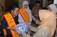 Kepala BKBP3A Maria Laura menyerahkan hadiah kepada pemenang Duta Mahasiswa Kukar 2011