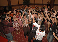 Para finalis bergoyang dangdut usai mengikuti makan malam bersama