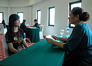 GM Hotel Singgasana Tangga Arung, Nora Popit (kanan), saat mewawancarai salah seorang peserta