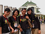 Kendati cuaca cukup panas, peserta tetap ceria dan penuh semangat mengikuti kegiatan studi wisata