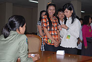 Salah seorang finalis putri mengambil nomor undian untuk menentukan pasangannya di ajang Duta Wisata Kukar 2009