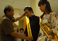 Kepala Disbudpar Kukar HM Idrus SY memasangkan selempang kepada perwakilan finalis Duta Wisata Kukar 2009 