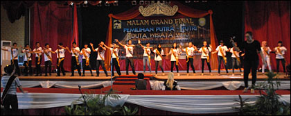 Seluruh finalis Duta Wisata Kukar saat melakukan gladi bersih di gedung PKM Tenggarong Seberang
