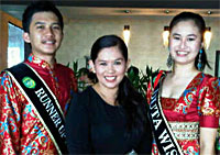 Nourial Aqsha (kiri) dan Dwie Arum Meynina (kanan) bersama Airin Susanti selaku pendamping siap tampil maksimal di ajang Pemilihan Duta Wisata Kaltim 2011 