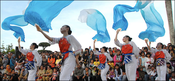 Penampilan gadis-gadis asal Taiwan pada pertunjukan jalanan di EIFAF 2013 tahun lalu. Tahun ini, 11 negara akan mengirim delegasi keseniannya ke Tenggarong