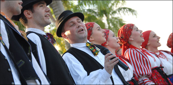 Kelompok Tena Folk Ensemble dari Kroasia dengan fasih menyanyikan lagu <i>Ampar-Ampar Pisang</i>