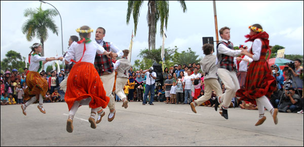 Pertunjukan delegasi kesenian Latvia di ajang EIFAF 2014 mendapat sambutan antusias publik Tenggarong