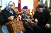 Sultan Kutai HAM Salehoeddin II berbincang akrab dengan delegasi kesenian negeri Belanda