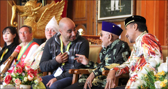 Pimpinan delegasi kesenian Turki, Ferhat Karakoyun, berbincang akrab dalam bahasa Belanda dengan Sultan Kutai HAM Salehoeddin II