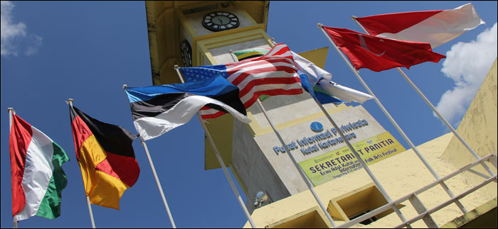 Bendera negara-negara peserta EIFAF 2015 dikibarkan di Sekretariat Panitia yang berada di kawasan Jam Bentong, Tenggarong