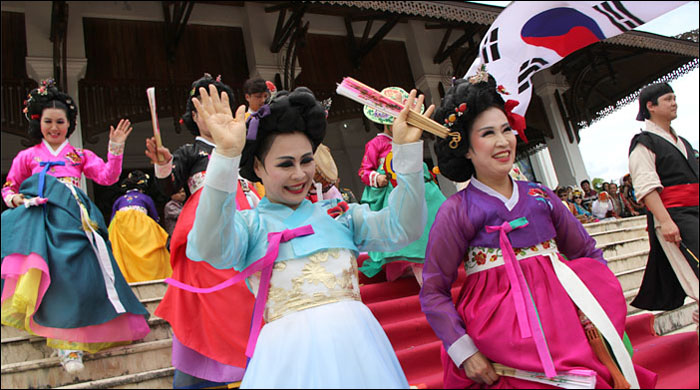 Delegasi Korea Selatan menuruni tangga Kedaton usai menyalami Bupati Kukar Rita Widyasari pada Kirab Budaya Internasional EIFAF 2015 di Tenggarong, Sabtu (06/06) siang