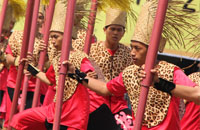 Salah satu penampilan pendukung tari massal Borneo in Harmony 