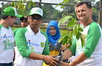 Plt Sekkab Kukar H Marli menyerahkan bibit pohon durian kepada salah satu pimpinan delegasi kesenian mancanegara