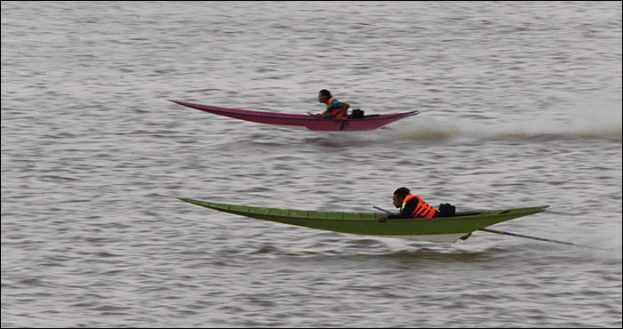 Aksi para motoris memacu perahu ketintingnya di sungai Mahakam menjadi daya tarik tersendiri dalam lomba balap ces