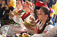 Delegasi kesenian asal Polandia saat menyicipi nasi kuning yang terasa cukup pedas bagi lidah orang Eropa