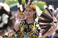 Tari-tarian disuguhkan peserta Kirab Budaya Internasional saat melintasi Kedaton Kutai Kartanegara