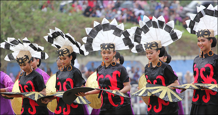 Suguhan tari masal The Power of Tradition menjadi pamungkas kemeriahan pembukaan Erau/EIFAF 2018 di Stadion Rondong Demang, Tenggarong, Minggu (22/07) siang 