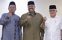 Bupati Edi Damansyah diapit dua mantan pejabat Pemkab Kukar yang disodorkan kepada DPRD Kukar sebagai calon Wabup Kukar Sisa Masa Jabatan 2016-2021