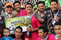 GM Hotel Grand Elty Singgasana, Hariyanto (kiri) menyerahkan trofi Juara I kepada tim BMSDA FC