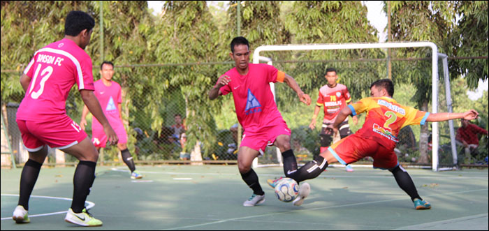 Suasana laga final antara BMSDA FC (merah muda) kontra WM Banjar Sari FC (jingga kuning) yang dimenangkan BMSDA dengan skor 3-1 lewat perpanjangan waktu