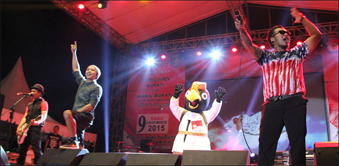 Suasana konser Endank Soekamti di Tenggarong dalam rangka peluncuran jingle dan maskot Pilkada Kukar 2015 di Tenggarong, Minggu (23/08) malam