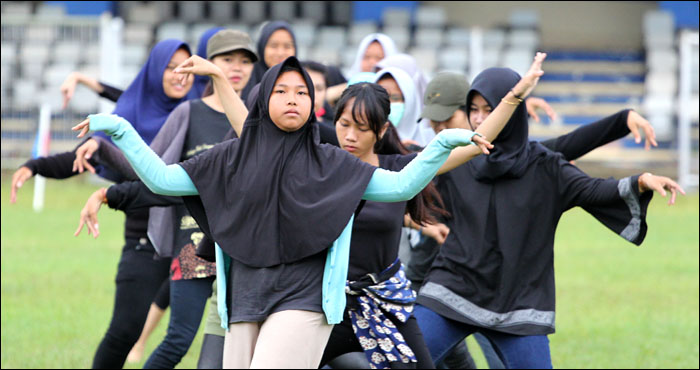 Sebanyak 150 penari pendukung tari massal mulai berlatih di Stadion Rondong Demang, Tenggarong, sejak Senin (10/07) lalu