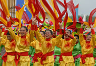 Kemeriahan tari massal pada pembukaan Erau tahun 2009 lalu. Pada Erau tahun ini, rencananya akan dibuka langsung oleh Menbudpar RI Jero Wacik