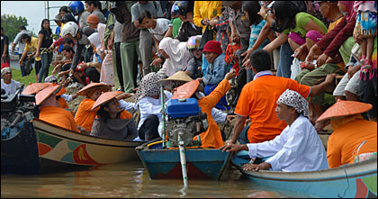 Suasana bagi-bagi jajanan khas Kutai di tepi Sungai Tenggarong setiap pagi selama berlangsungnya Erau