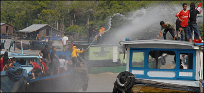 Suasana perang air atau Belimbur di perairan Desa Kutai Lama, Kecamatan Anggana, Minggu (02/08) lalu