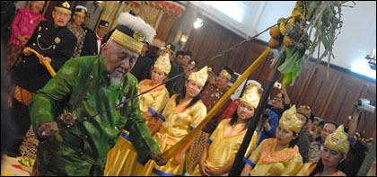 Sultan Kutai HAM Salehoeddin II saat menjalani ritual Bepelas malam pertama di Keraton Kutai Kartanegara, Tenggarong, kemarin malam