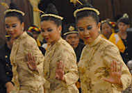 Para penari putri membawakan Tari Kanjar Bini di penghujung upacara adat Bepelas