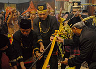Pj Bupati Kukar Sjachruddin, Gubernur Kaltim H Awang Faroek bersama anggota kerabat Kesultanan Kutai ikut terlibat dalam upacara adat Mendirikan Ayu, menandai dimulainya pelaksanaan Erau 2009