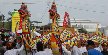 Dua replika Naga Erau saat dibawa menuju dermaga depan Museum Mulawarman untuk diberangkatkan menuju Desa Kutai Lama