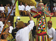 Putra Mahkota HAP Adipati Praboe Anoem Soerya Adiningrat (kiri) melakukan ritual <i>tepong tawar</i> terhadap 2 replika Naga Erau