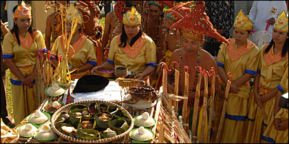 Suasana upacara adat Menjamu Benua yang digelar tadi sore di Tenggarong