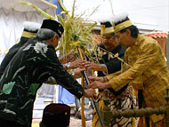Putra Mahkota HAP Adipati Praboe Anoem Soerya Adiningrat (kanan) melakukan prosesi Merebahkan Ayu bersama kerabat Kesultanan Kutai lainnya