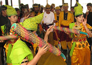 Tarian Selamat Datang menyambut kedatangan Putra Mahkota Kesultanan Kutai di Samarinda Seberang