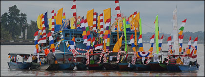 Pawai Kapal Hias dalam rangka memeriahkan Erau 2009 diikuti perahu ketinting, kapal motor hingga ponton batubara 