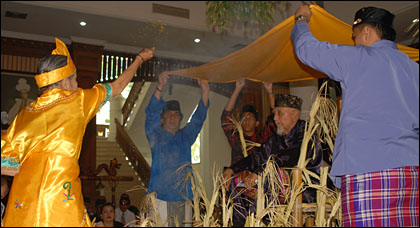 Sultan Kutai HAM Salehoeddin II duduk di atas balai bambu ketika menjalani ritual Beluluh di Kedaton Kutai Kartanegara tadi pagi