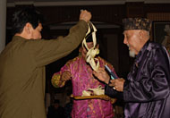 Wagub Kaltim Farid Wadjdy (kiri) saat melakukan adat Ketikai Lepas bersama Sultan Kutai HAM Salehoeddin II