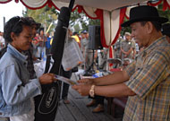 Budi Sucipto menerima hadiah Juara I Kategori Jumlah dari Sekretaris Umum Panitia Erau 2009 HM Idrus SY