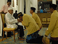 Para anggota kelompok Hadrah Al-Fattah menyalami sang tuan rumah, Sultan Kutai H Adji Mohd Salehoeddin II